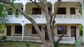 Hill Park Hotel - Tiwi Beach Exterior foto